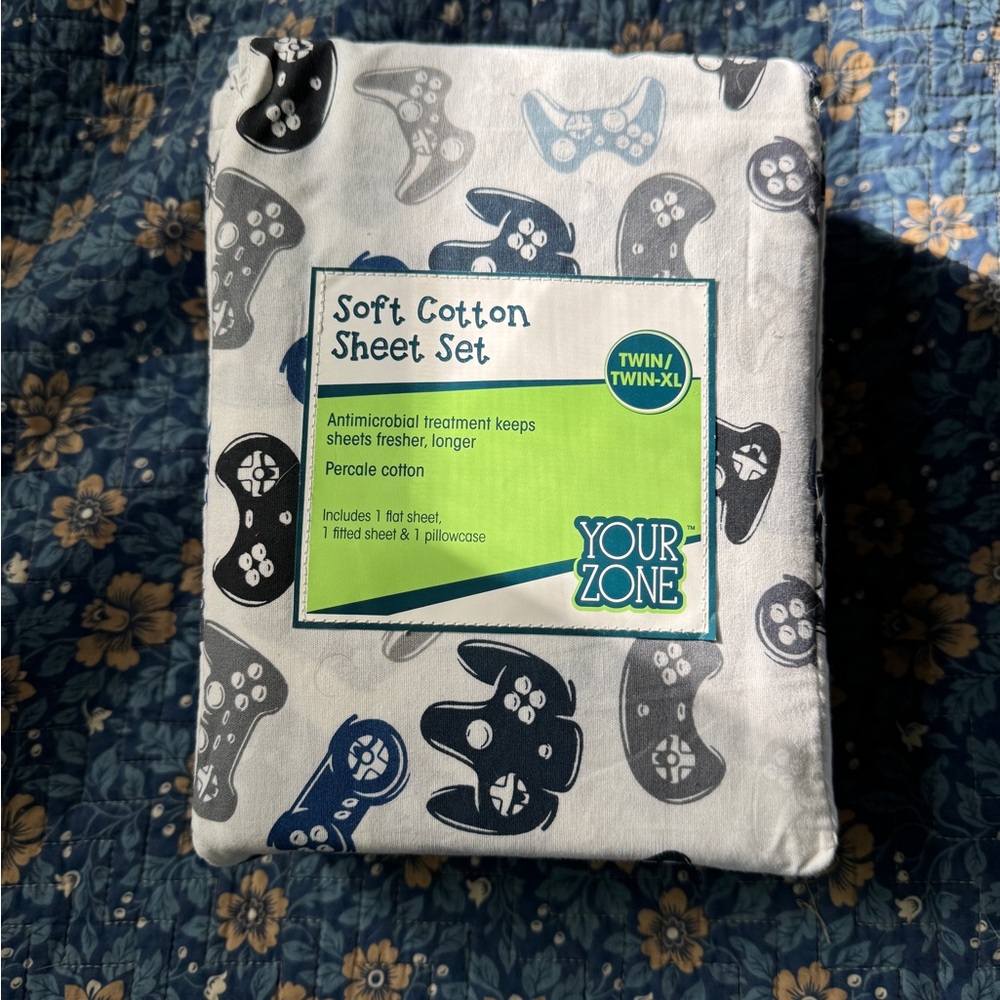 New and unused Soft Cotton Sheet Set - Twin/Twin-XL - White and Blue